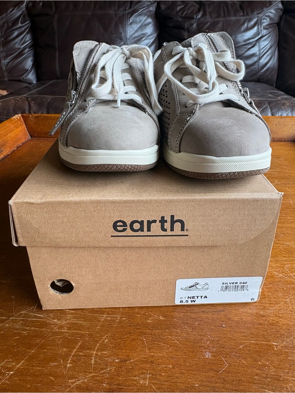 Earth women’s comfort casual Sneakers in pearl beige  metallic size 8.5 W women